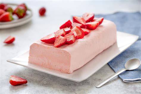 Semifreddo all’italiana decorato con fragole