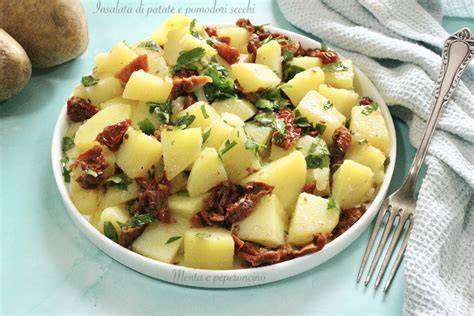 Insalata di patate con pomodori secchi