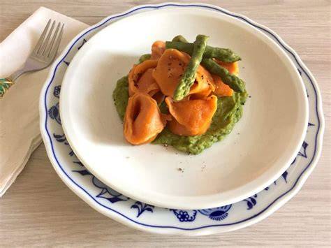 Tortelli di patate con asparagi e burro
