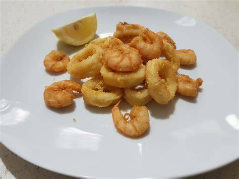 Frittura dei gamberi in olio bollente