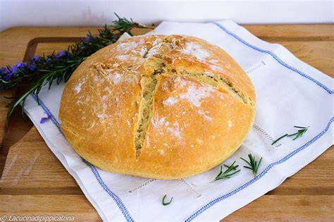 Pagnotte di pane casereccio appena sfornate