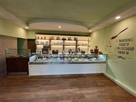 Bar gelateria con bancone e gelati