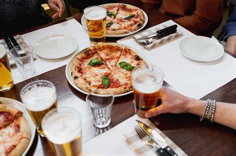 Pizza panini pasta e birra al ristorante