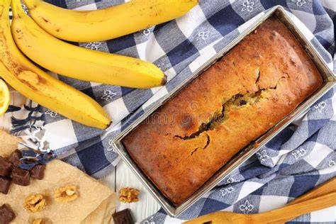banana bread appena sfornato su griglia