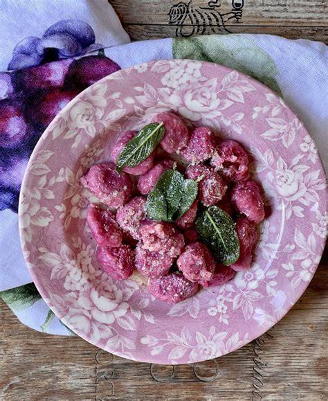 Gnocchi rosa di barbabietola e gorgonzola