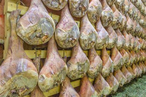 Fasi di salatura e stagionatura del prosciutto