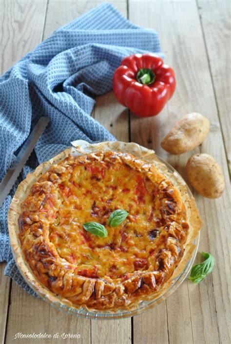 Quiche patate cipolle peperoni dorata