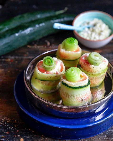 Rotoli di salmone affumicato e cetriolo
