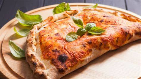 Calzone italiano tradizionale a mezzaluna