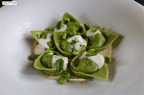 Ravioli ripieni di fonduta su tavola
