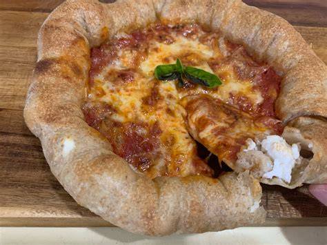 Pizza napoletana con cornicione croccante