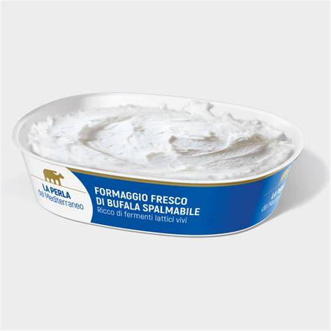 Confronto visivo mozzarella e formaggio spalmabile