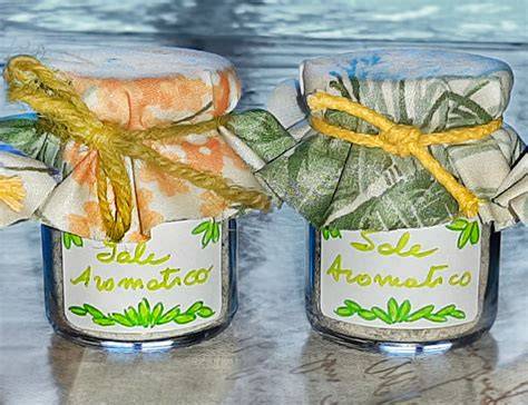 Barattolini di sale aromatico decorati