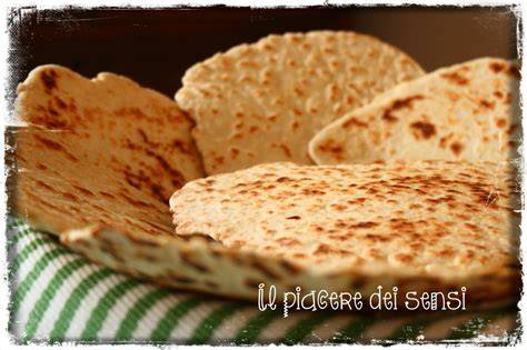 Piadine al farro dorate su tagliere