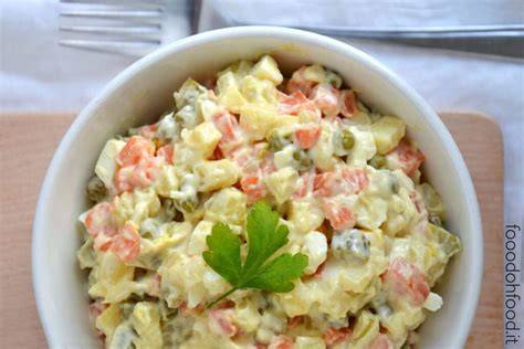 Insalata russa tradizionale colorata