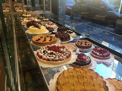 vetrina di pasticceria italiana con torte