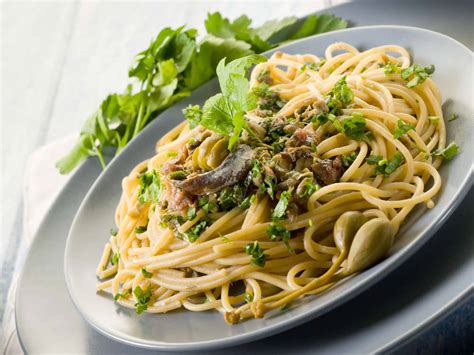 Spaghetti con cipolla acciughe capperi