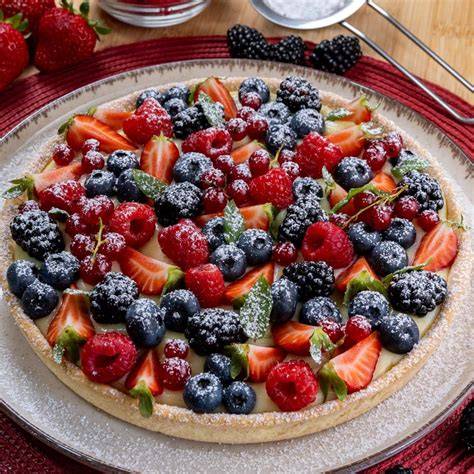 decorazione crostata frutti di bosco