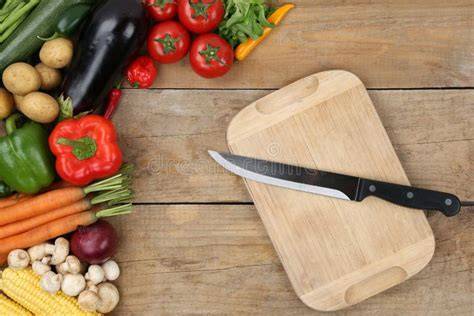 Coltello e carciofi su tagliere