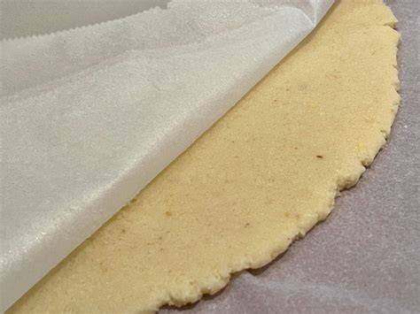 Trasferimento pasta frolla con carta forno