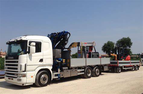 camion con gru e rimorchio ribassato