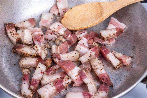 Preparazione del guanciale in padella di ferro
