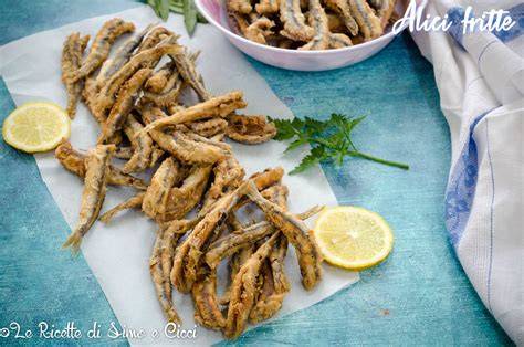 Alici fritte dorate su carta assorbente