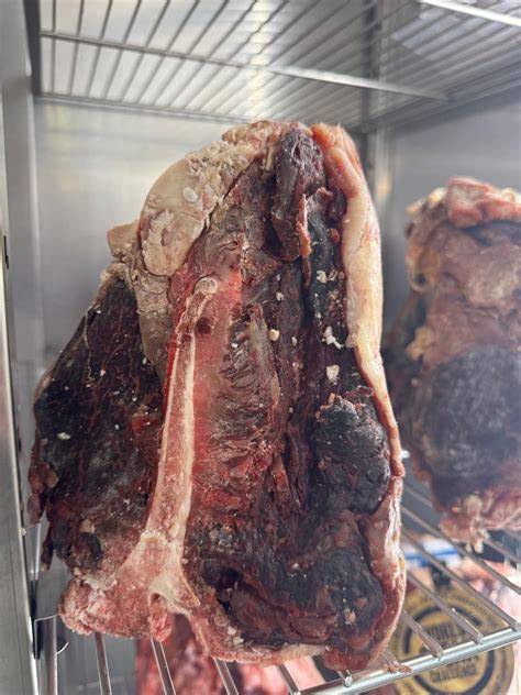 Carne frollata esposta in steakhouse