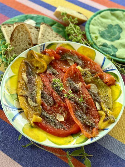 Peperoni colorati con olive capperi acciughe