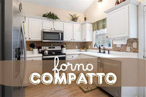 Forno a microonde compatto in cucina piccola