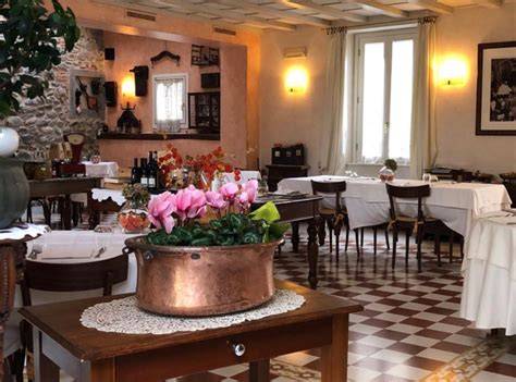 Sala accogliente di trattoria italiana