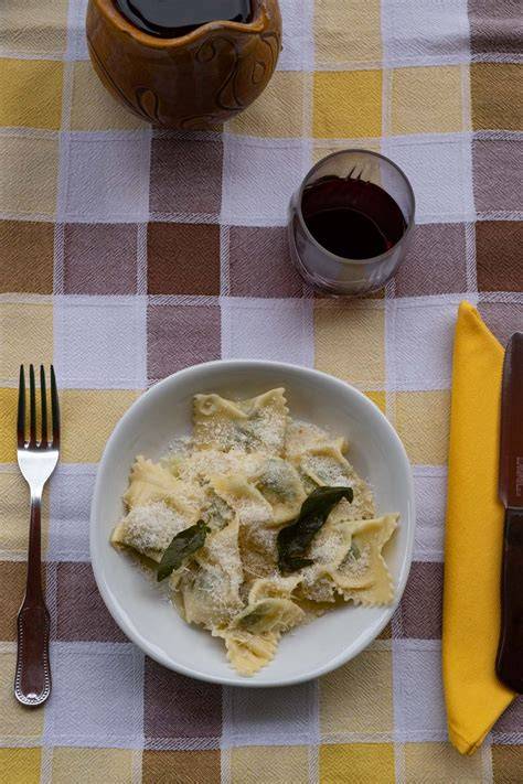 tavolata all’aperto con tortelli parmigiani