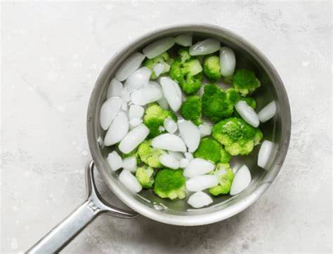 Broccoli sbollentati raffreddati in acqua ghiacciata