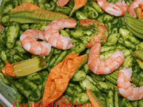 Pasta con gamberetti fiori zucca rucola