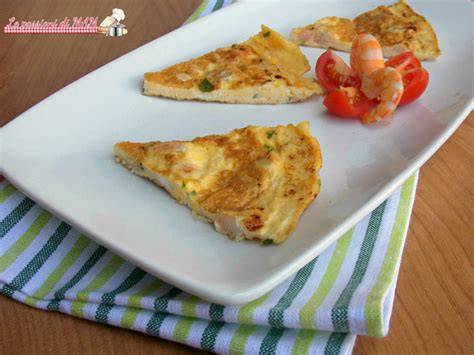 Frittata dorata con gamberetti in padella