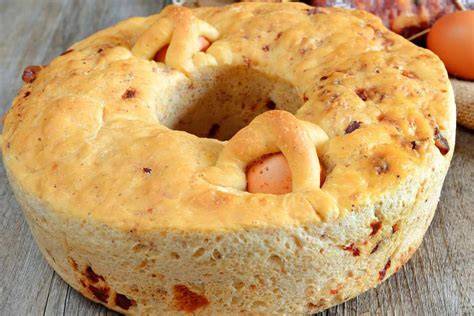 Casatiello napoletano con uova sode