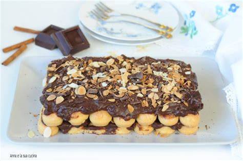 Dolce ovale con savoiardi e crema al cacao