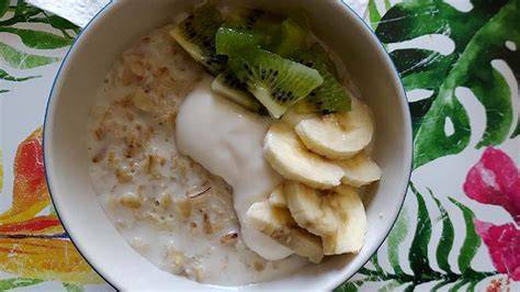 Porzione di porridge con frutta fresca