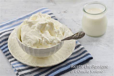 crema allo yogurt senza uova in ciotola