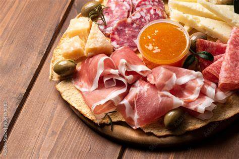 Tagliere italiano con scamorza e pane