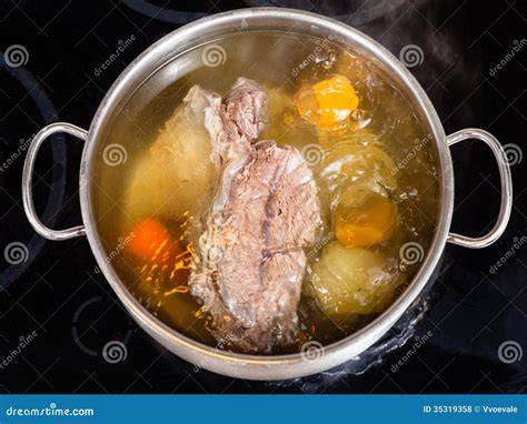 pentola con brodo di manzo e doppione