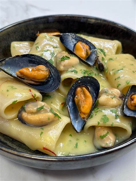 Impiattamento paccheri cozze patate prezzemolo