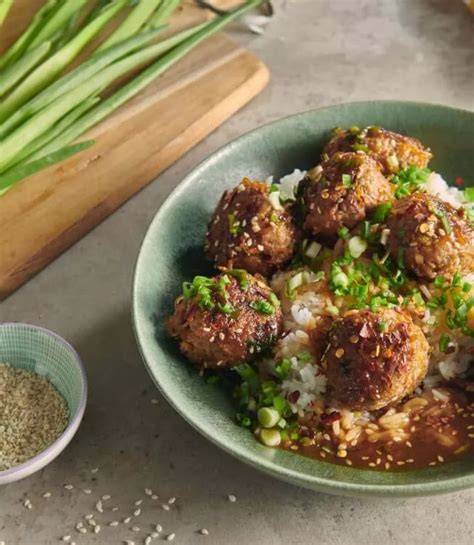Polpette cinesi con noodles e sesamo