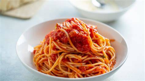 piatto di pasta al pomodoro