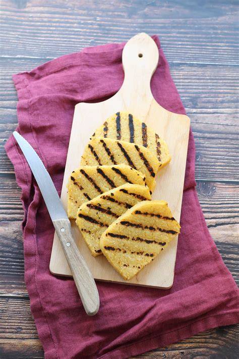 Polenta fredda tagliata a fette