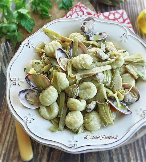 padella con pasta vongole carciofi