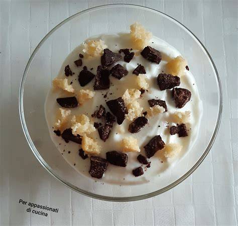 Yogurt greco e cioccolato fondente in ciotola