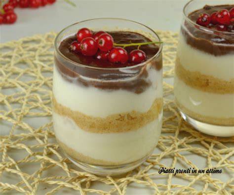 Coppa a strati con yogurt e cioccolato fuso