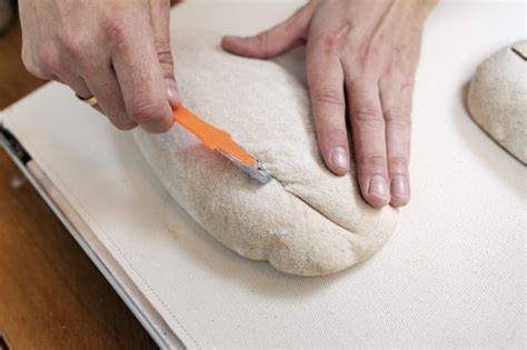 Tagli decorativi sul pane prima della cottura