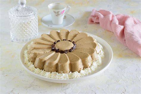 Fetta di bavarese al caffè decorata